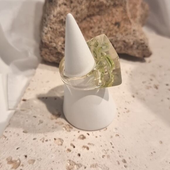 New URBAN OUTFITTERS Kiwi Acrylic Ring - Picture 3 of 8